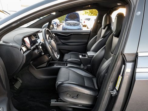 Used 2018 Tesla Model X 75D image 3