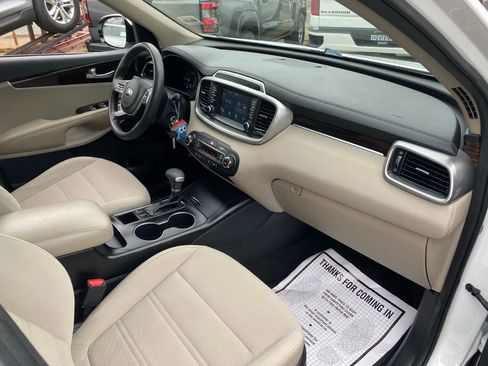 Used 2019 Kia Sorento LX image 10