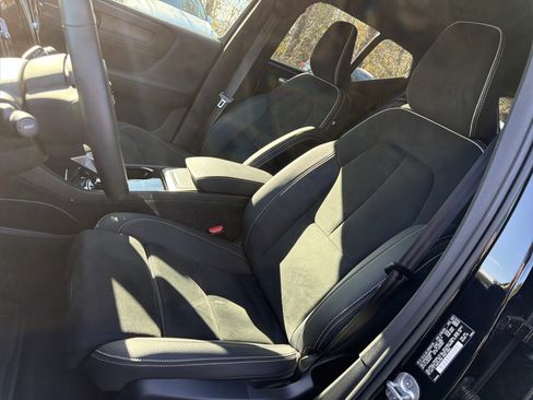 Certified 2023 Volvo XC40 Recharge Ultimate image 16