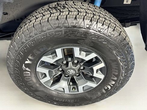 Used 2022 Toyota Tacoma TRD Off-Road w/ Technology Package image 32