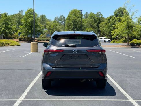 Used 2021 Toyota Highlander XLE FWD image 6