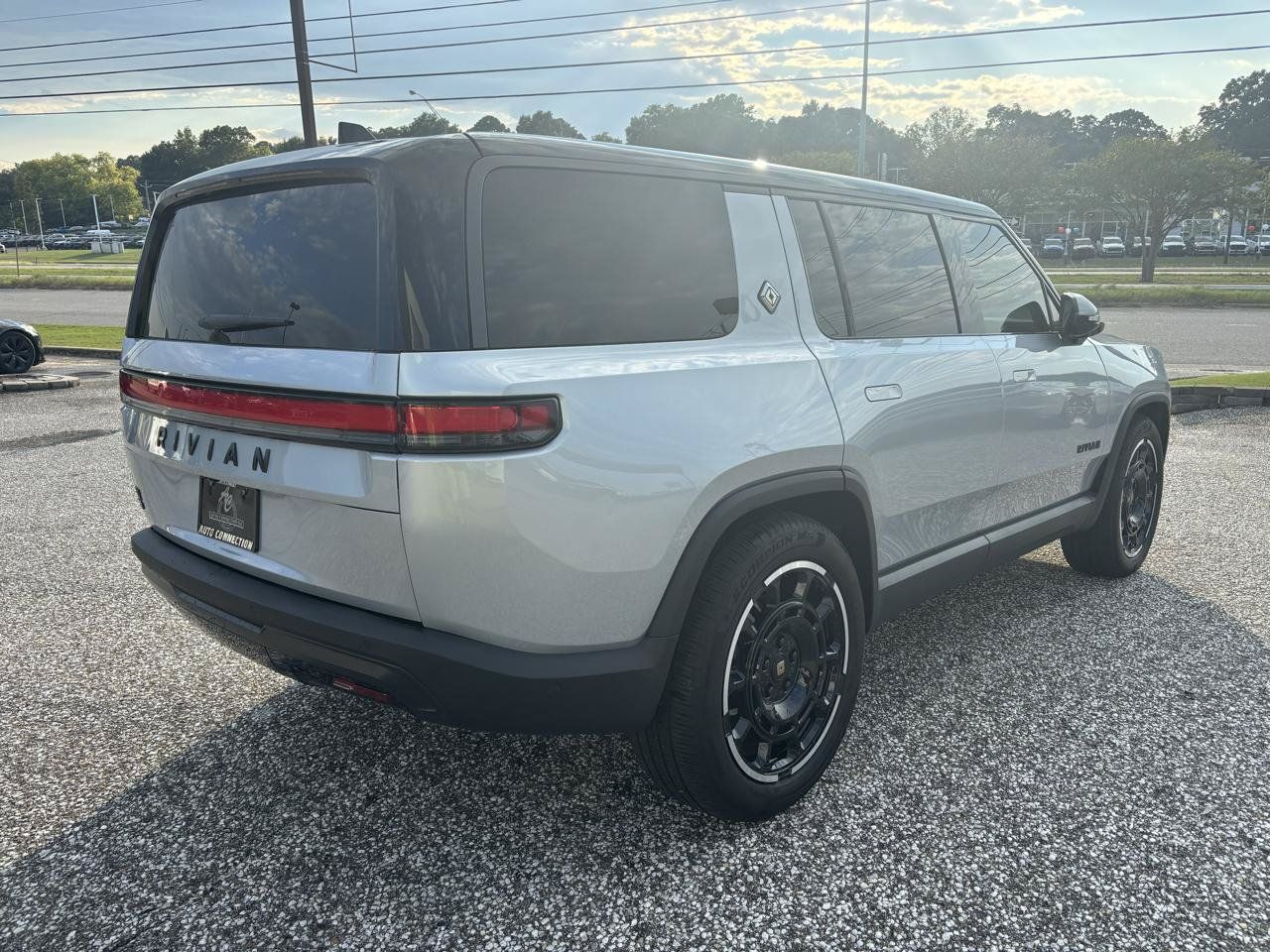 Used 2025 Rivian R1S Adventure Dual AWD/4WD image 5