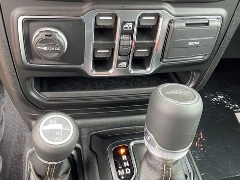 Used 2022 Jeep Gladiator Overland image 17