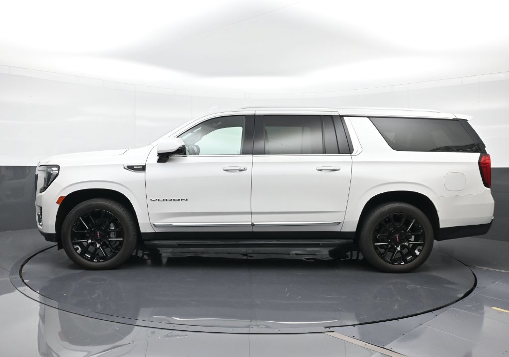 Used 2022 GMC Yukon XL SLT w/ SLT Premium Package RWD image 3