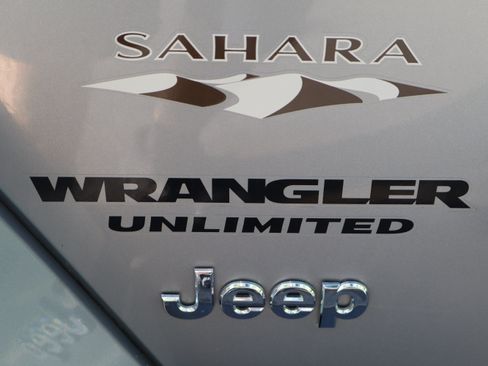 Used 2017 Jeep Wrangler Unlimited Sahara AWD/4WD image 16