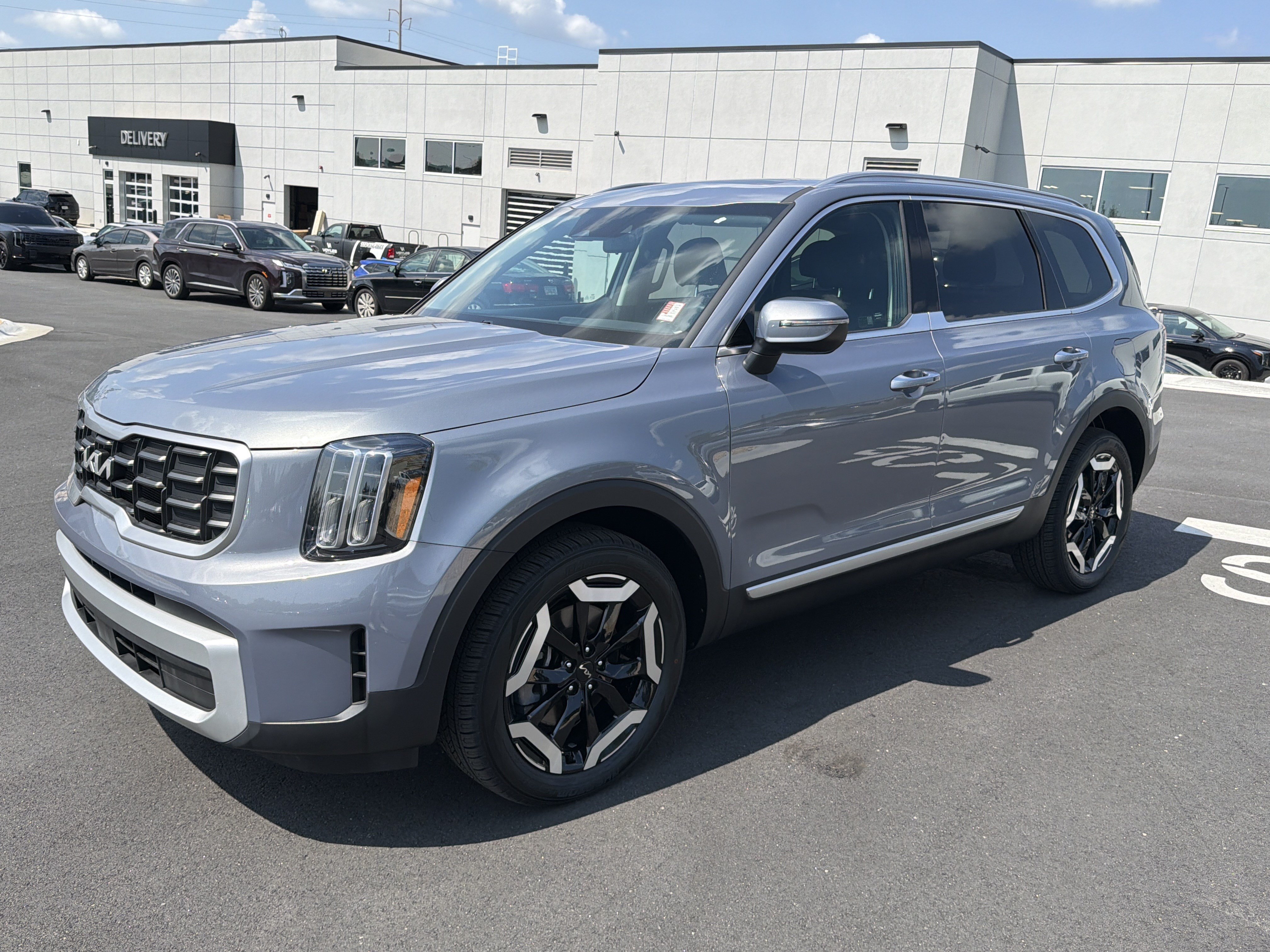 Used 2025 Kia Telluride S FWD image 3