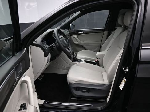 Used 2023 Volkswagen Tiguan SE R-Line image 9