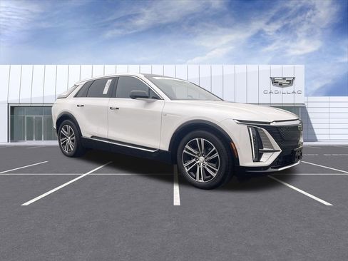 Certified 2024 Cadillac Lyriq Luxury AWD/4WD image 2