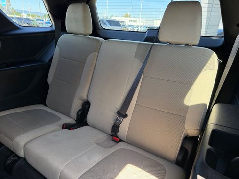 Used 2022 Chevrolet Traverse LS FWD image 21