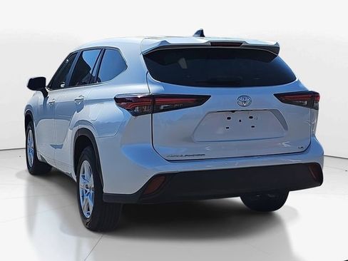 Used 2024 Toyota Highlander LE image 6