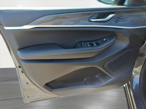 New 2025 Jeep Grand Cherokee Limited AWD/4WD image 11