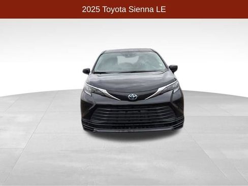 Used 2025 Toyota Sienna LE FWD image 2