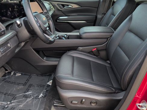 Certified 2025 Chevrolet Traverse LT FWD image 3