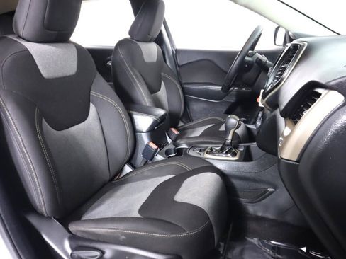 Used 2016 Jeep Cherokee Sport image 32