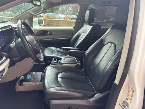 Used 2019 Chrysler Pacifica Touring-L Plus FWD image 14