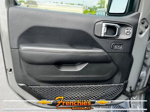Used 2018 Jeep Wrangler Unlimited Sahara AWD/4WD image 11