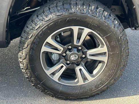 Used 2018 Toyota Tacoma TRD Sport image 9
