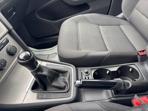 Used 2017 Volkswagen Golf S image 29