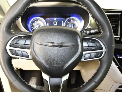 Used 2024 Chrysler Pacifica Touring-L FWD image 19