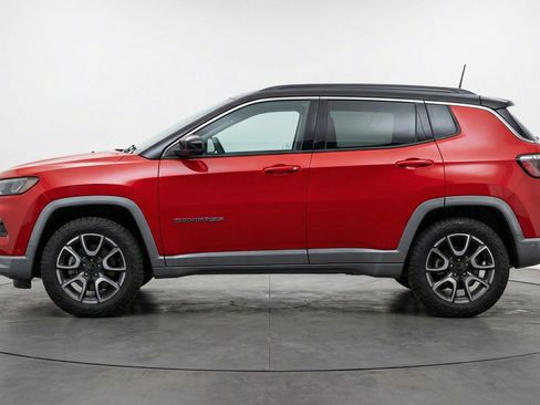 Used 2025 Jeep Compass Trailhawk image 5