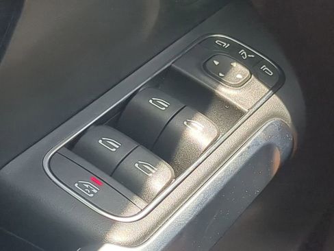 Used 2024 Mercedes-Benz EQB 300 4MATIC image 10