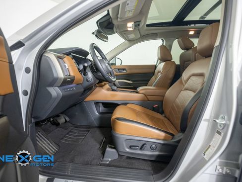 Used 2022 Nissan Pathfinder Platinum AWD/4WD image 11