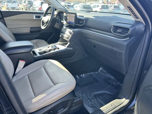 Used 2020 Ford Explorer XLT w/ Equipment Group 202A AWD/4WD image 13