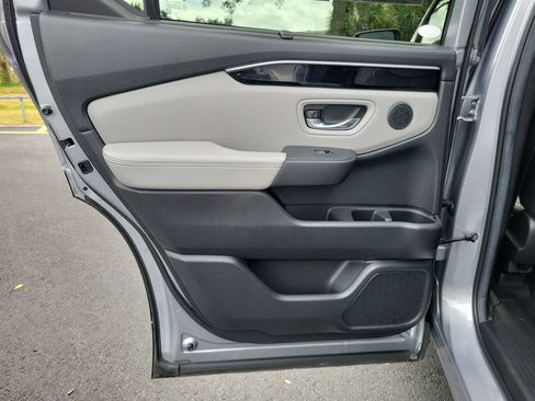 Used 2025 Honda Pilot EX-L image 12