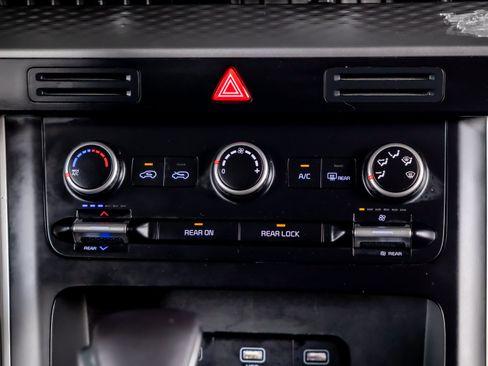 Used 2023 Kia Carnival LX FWD image 30