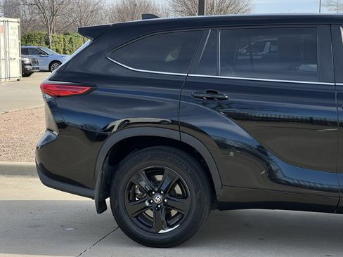 Used 2023 Toyota Highlander L image 11