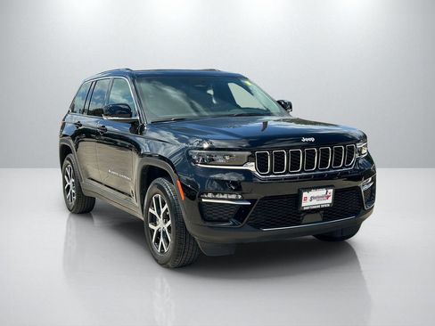 Used 2025 Jeep Grand Cherokee Limited RWD image 3