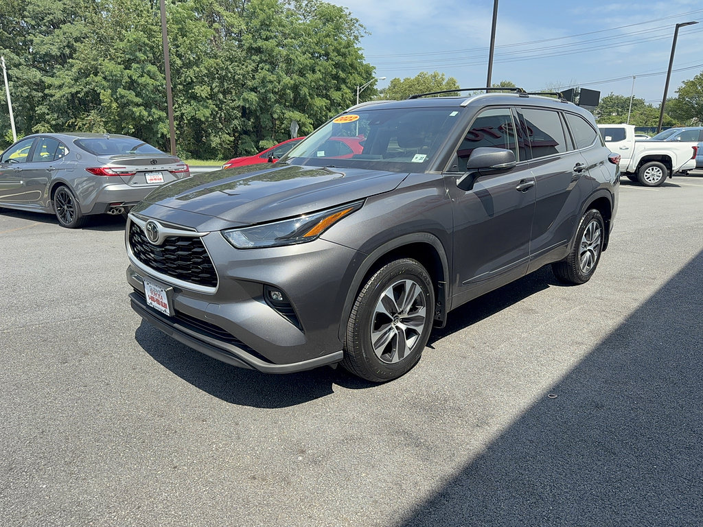 Used 2022 Toyota Highlander XLE AWD/4WD image 8