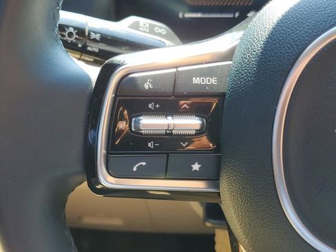 Used 2025 Kia Carnival EX FWD image 23