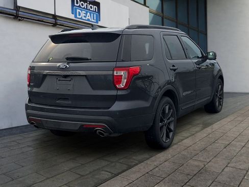 Used 2017 Ford Explorer XLT w/ Equipment Group 202A FWD image 3