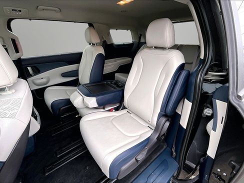 Used 2026 Kia Carnival EX image 18