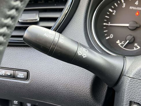 Used 2018 Nissan Rogue SL w/ Premium Package image 23