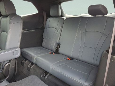 Used 2023 Buick Enclave Essence image 13