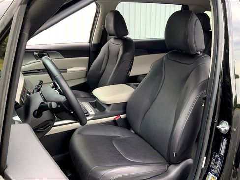 Used 2024 Kia Carnival LX FWD image 19