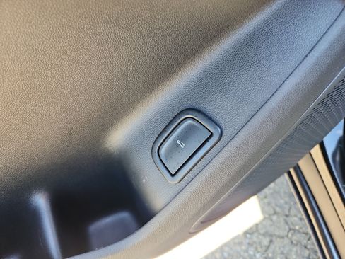 Used 2025 Chevrolet Traverse LT image 13