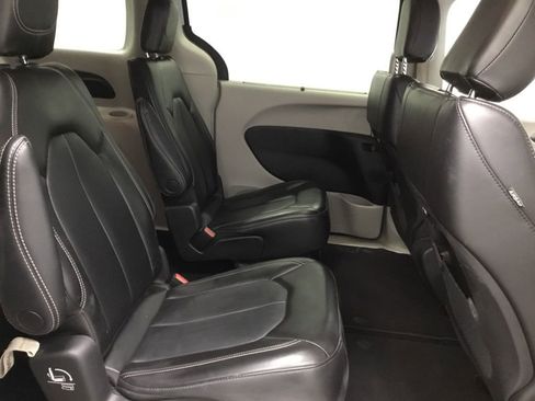 Used 2023 Chrysler Pacifica Touring-L image 19