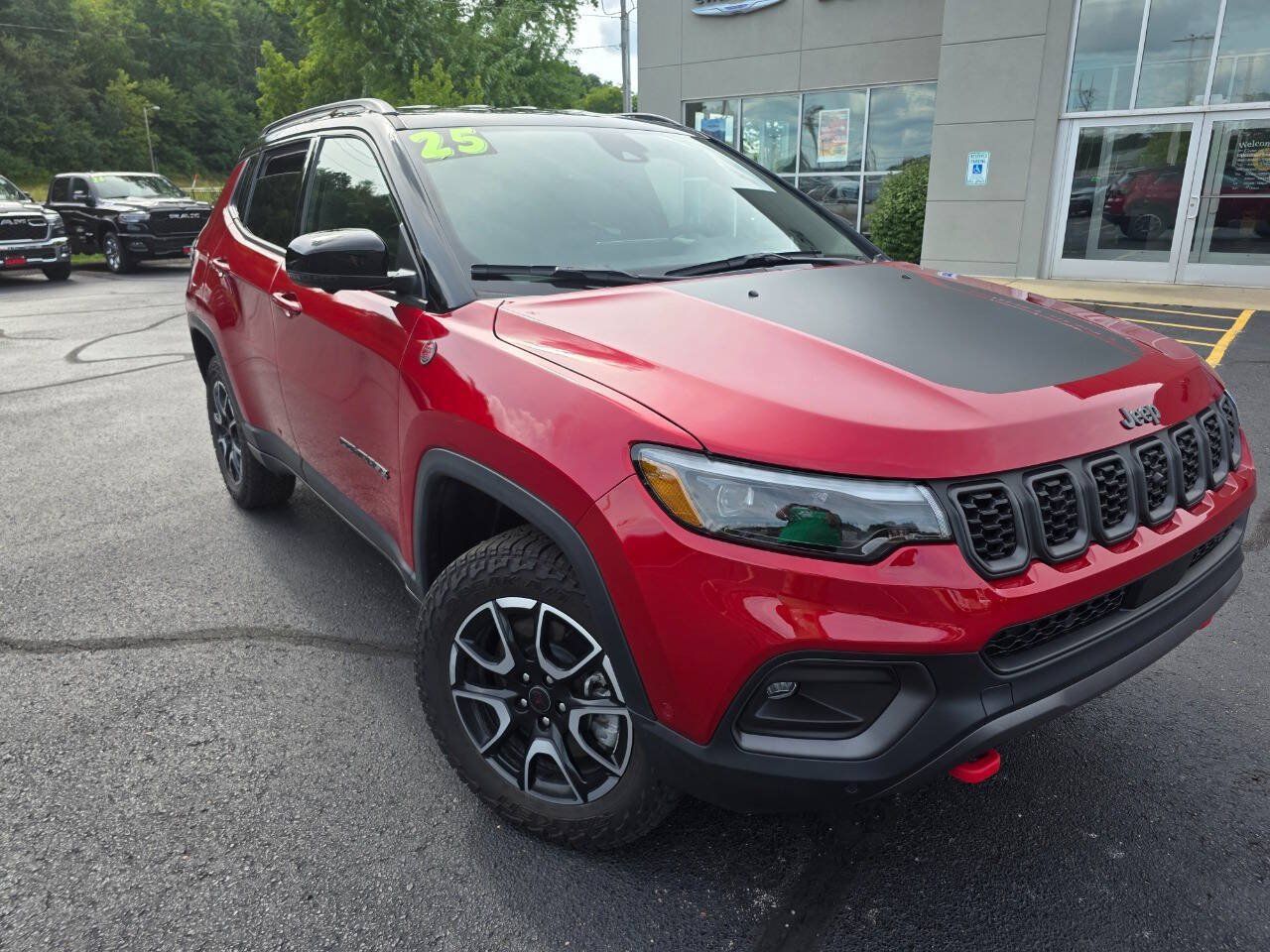 Used 2025 Jeep Compass Trailhawk w/ Trailhawk Elite Group AWD/4WD image 3