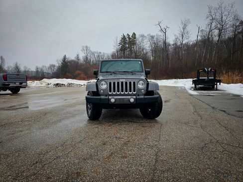 Used 2017 Jeep Wrangler Unlimited Sahara w/ Connectivity Group image 9