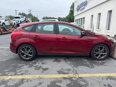 Used 2014 Ford Focus SE w/ Equipment Group 201A FWD image 2