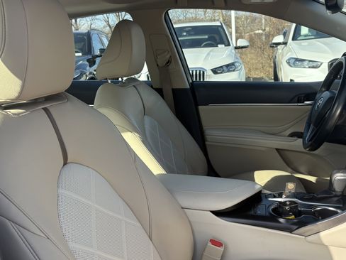 Used 2018 Toyota Camry XLE image 33