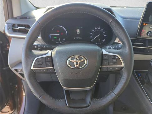 Used 2023 Toyota Sienna XLE FWD image 17