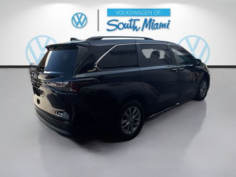 Used 2024 Toyota Sienna XLE FWD image 7