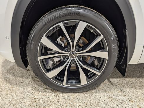 Used 2026 Volkswagen Atlas Cross Sport SEL Premium R-Line AWD/4WD image 9