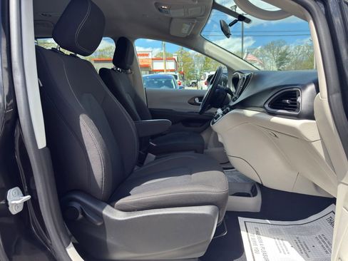 Used 2022 Chrysler Voyager LX FWD image 23