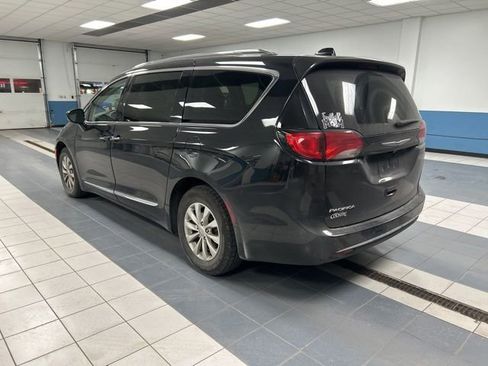 Used 2019 Chrysler Pacifica Touring-L image 5