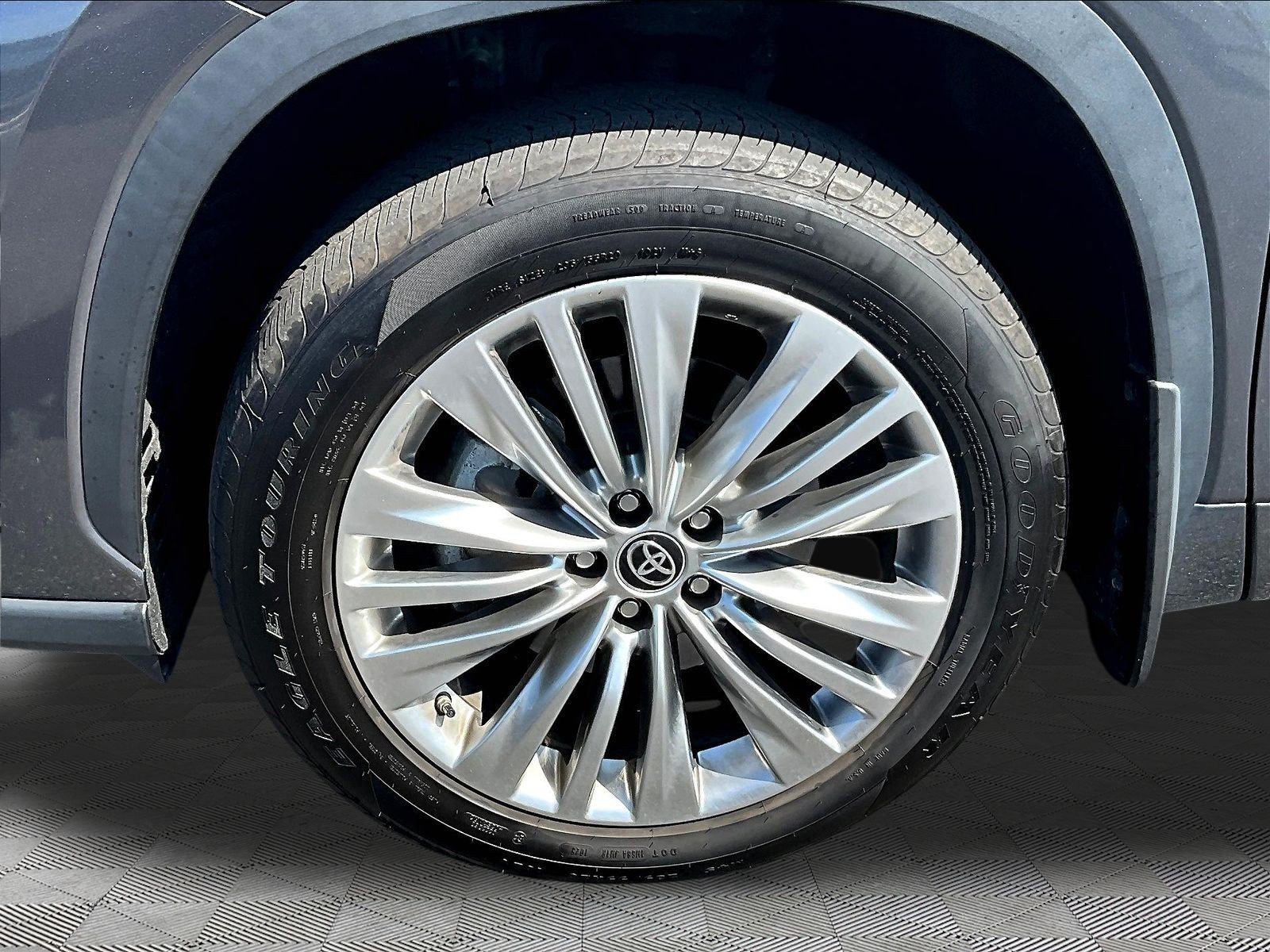 Used 2025 Toyota Highlander Platinum AWD/4WD image 35